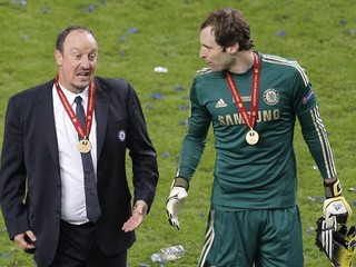Rafael Benítez a Petr Čech po víťaznom finále Európskej ligy s Benficou v Amsterdame.