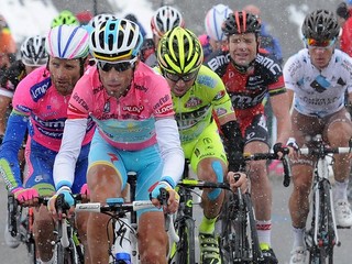 Po šestnástej etape Gira ostáva lídrom Nibali