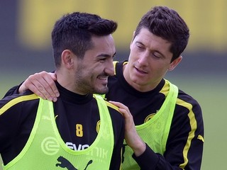 Ilkay Guendogan a Robert Lewandowski sa rozprávajú na tréningu Dortmundu.
