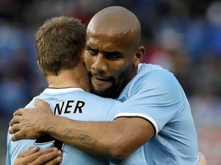 James Milner a Maicon Sisenando.