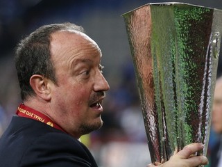 Rafael Benitez s trofejou z Európskej ligy.