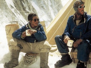 Z Everestu je atrakcia s rebríkom, skutoční horolezci sa mu vyhýbajú