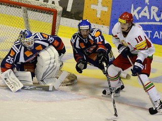 Ján Lašák, Juraj Mikuš a Andrej Michaľov v súboji o puk v zápase o Rakúsky pohár 16. decembra 2011 v Klagenfurte.