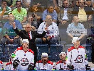 Tréner Donbass Doneck Július Šupler počas zápasu KHL v Bratislave.