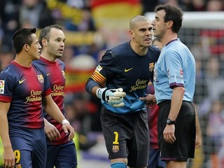 Victor Valdes (druhý sprava) verbálne útočí na hlavného arbitra Miguela Angela Pereza Lasu po záverečnom hvizde marcového ligového šlágra španielskej ligy proti Realu.