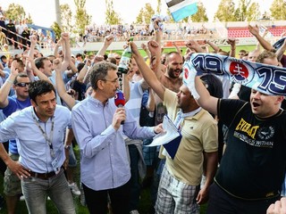 Fanúšikovia Slovana oslavujú titul po zápase 31. kola Corgoň ligy v Zlatých Moravciach. Štvrtý sprava tréner Slovana Samuel Slovák.