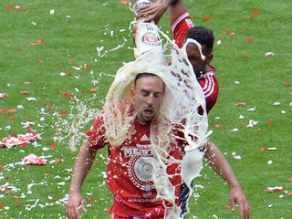 Francúzsky hráč Bayernu Mníchov Franck Ribéry je obliaty pivom počas oslavy titulu v Bundeslige 2012/2013 po zápase 34. kola.