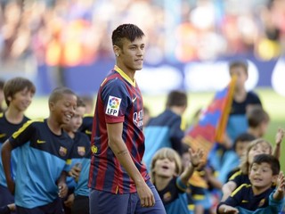Nová posila katalánskeho veľkoklubu FC Barcelona Brazílčan Neymar pózuje počas oficiálneho predstavenia na štadióne Nou Camp v Barcelone.
