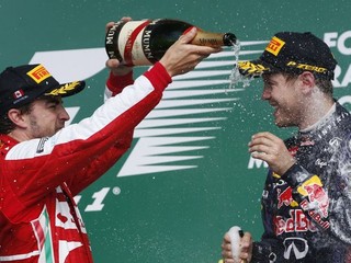 Sebastian Vettel (vpravo) a Fernando Alonso