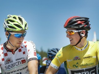 Peter Sagan (vľavo) z tímu Cannondale a celkový líder pretekov Švajčiar Mathias Frank.