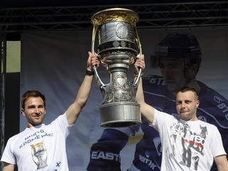 Vlani priniesli do Trenčína Gagarinov pohár Graňák a Starosta.