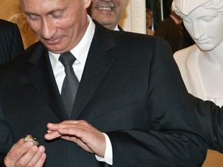 Putin si mal navliecť prsteň, dal ho potom do vrecka a nevrátil.