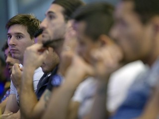 Lionel Messi (vľavo).