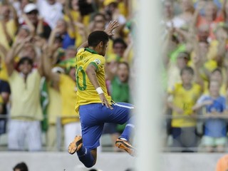 Brazílsky futbalista Neymar sa teší po strelení otvárajúceho gólu proti Mexiku.
