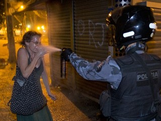 Podľa odhadov sa do demonštrácií vo štvrtok zapojilo viac ako milión ľudí v asi stovke miest. K nepokojom v Brazílii dochádza v čase, keď sa krajina pripravuje na niekoľko významných podujatí. V júli do krajiny zavíta pápež František, Brazília sa pripravu