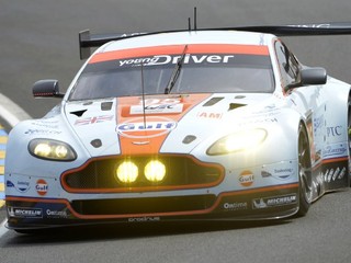 Dánsky automobilový pretekár Allan Simonsen na Astone Martin Vantage počas 90. legendárnych vytrvalostných automobilových pretekov 24 hodín Le Mans 22. júna 2013.