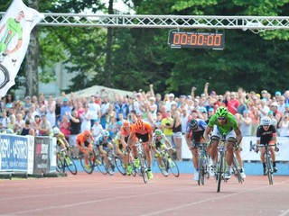 Peter Sagan (vpravo) v záverečnom špurte na štadióne v Dubnici nad Váhom, kam prišli tisícky fanúšikov.