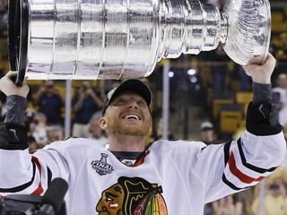 Marián Hossa drží Stanleyho pohár.