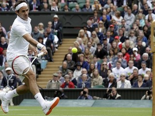 Roger Federer v prvom kole proti Rumunovi Hanescovi hral s oranžovými podrážkami.