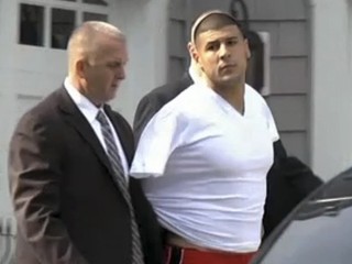 Aaron Hernandez na ceste na políciu.
