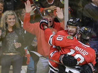 Michal Handzuš a Patrick Sharp oslavujú Handzušov gól v play off proti Los Angeles.