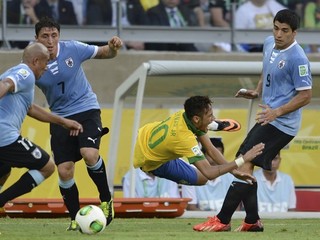 Neymar medzi Uruguajčanmi Luisom Suarezom (vpravo), Egidiom Arevalom (vľavo) a Cristianom Rodriguezom.