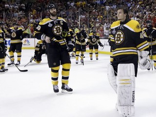 Zdeno Chara a brankár Tuukka Rask po prehratom poslednom zápase sezóny s Chicagom.