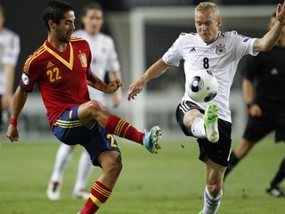 Isco (vľavo) a Nemec Sebastian Rode.