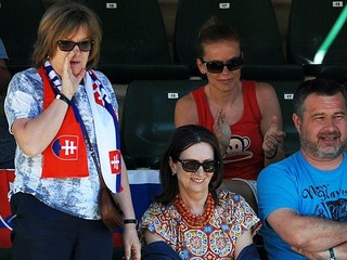 Natália Hejková (vľavo) sleduje zápas Dominiky Cibulkovej v Pohári federácie medzi Španielskom a Slovenskom v Marbelle v apríli 2012.