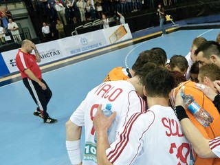 Slovenskí reprezentanti, vľavo je tréner Peter Dávid.