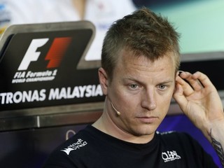 Kimi Raikkonen si napráva sluchadlo pred tlačovou konferenciou v Sepangu.