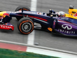 Vettel má pole position, Räikkonena penalizovali