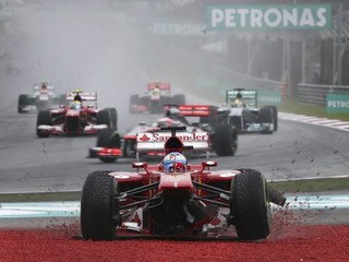 Alonso končí po tom, ako mu poškodené predné krídlo poškodilo a zablokovalo prednú nápravu.