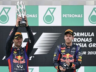 Mark Webber (vľavo) a Sebastian Vettel