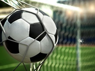 UEFA pripomenula rozhodcom právo stopnúť zápas pre rasizmus