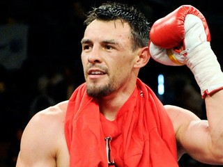 Boxer Guerrero si do lietadla vzal zbraň