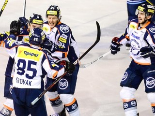 Radosť hráčov Košíc po vyrovnávajúcom góle v prvej tretine vo štvrtom zápase semifinále play-off v Nitre.