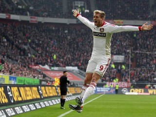 Hráč Leverkusenu André Schürrle oslavuje gól proti Düsseldorfu.