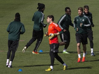 Iker Casillas (v strede) na tréningu Realu.