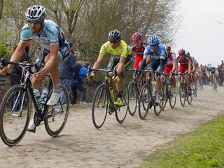 Cyklisti pôjdu po dlažobných kockách počas 9. etapy na Tour de France 2018.