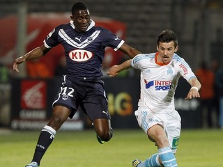 Joey Barton z Marseille v súboji s Hadim Sackom.