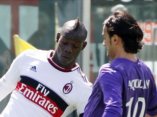 Balotelli cestou na zápas fajčil, v ňom dostal žltú a AC len remizovalo aj keď viedlo 2:0