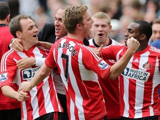 Hráči Sunderlandu oslavujú víťazstvo nad Newcastlom.