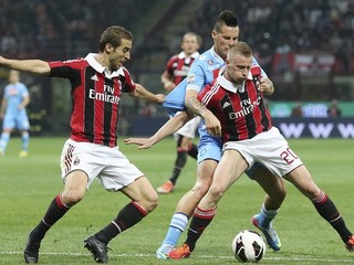 Slovenský hráč Neapolu Marek Hamšík (v strede) v súboji s Mathieuom Flaminim (vľavo) a Ignaziom Abateom z AC Miláno.