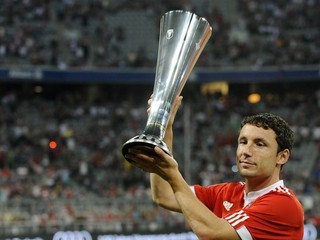 Mark van Bommel oslavuje v drese Bayernu majstrovský titul.