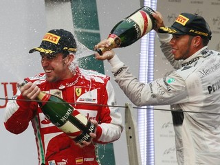 Fernando Alonso (vľavo) a Lewis Hamilton