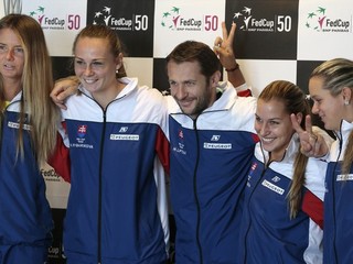 Daniela Hantuchová, Magdaléna Rybáriková, nehrajúci kapitán Matej Lipták, Dominika Cibulková a Jana Čepelová (zľava).