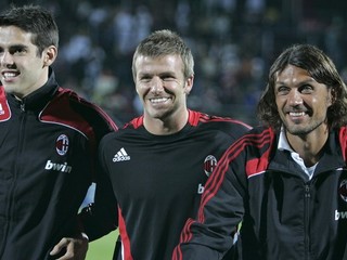 Kaká, David Beckham a Paolo Maldini (zľava) v roku 2009, keď boli hviezdami milánskeho AC.