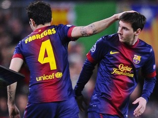 Lionel Messi (vpravo) takto nastúpil na odvetu proti Parížu.