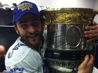 Dominik Graňák stíska Gagarinov pohár. S Dinamom Moskva ho vybojoval aj vlani.